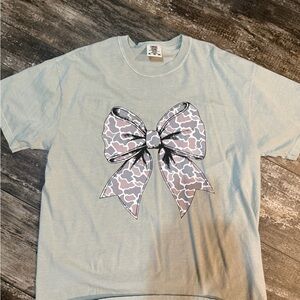 Comfort ColorsShort Sleeve Tee with Bow Graphic - Light green